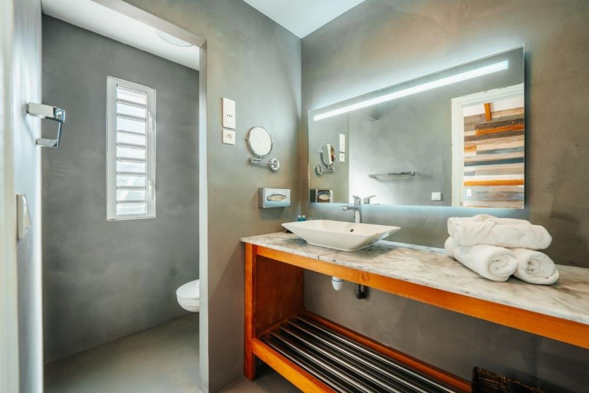 Hotel pied dans l'eau martinique BAMBOU  - salle de douche evasion
